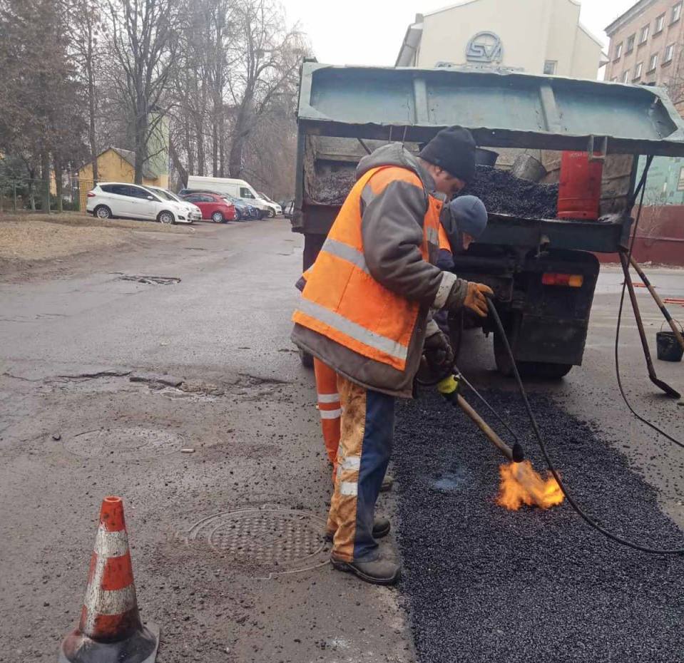 Рівненські комунальники готують місто до весни - фото 1