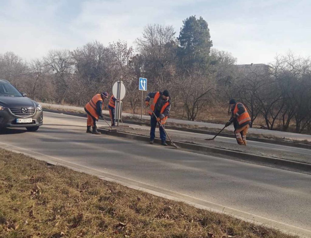Рівненські комунальники готують місто до весни - фото 2