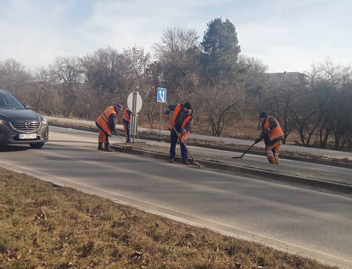 Рівненські комунальники готують місто до весни