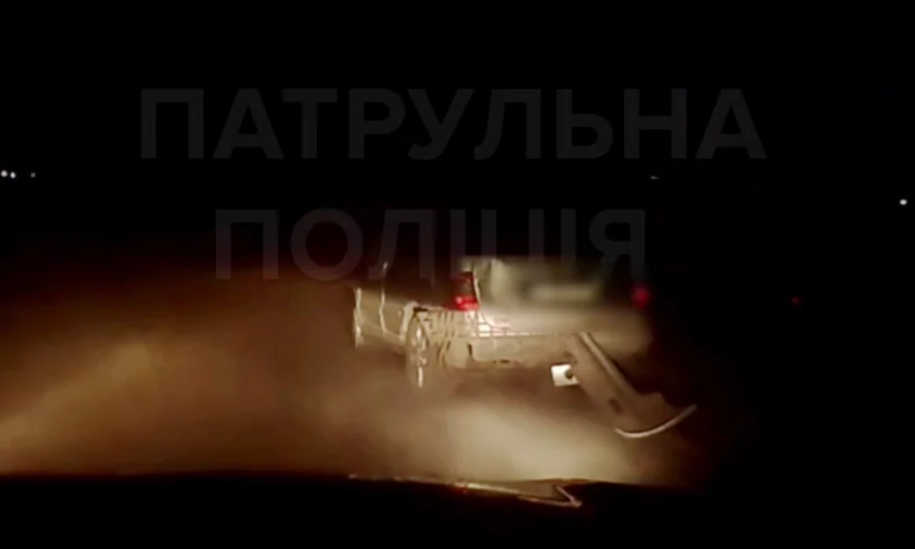 Під час п’яної втечі від патрульних водій налетів на відбійник