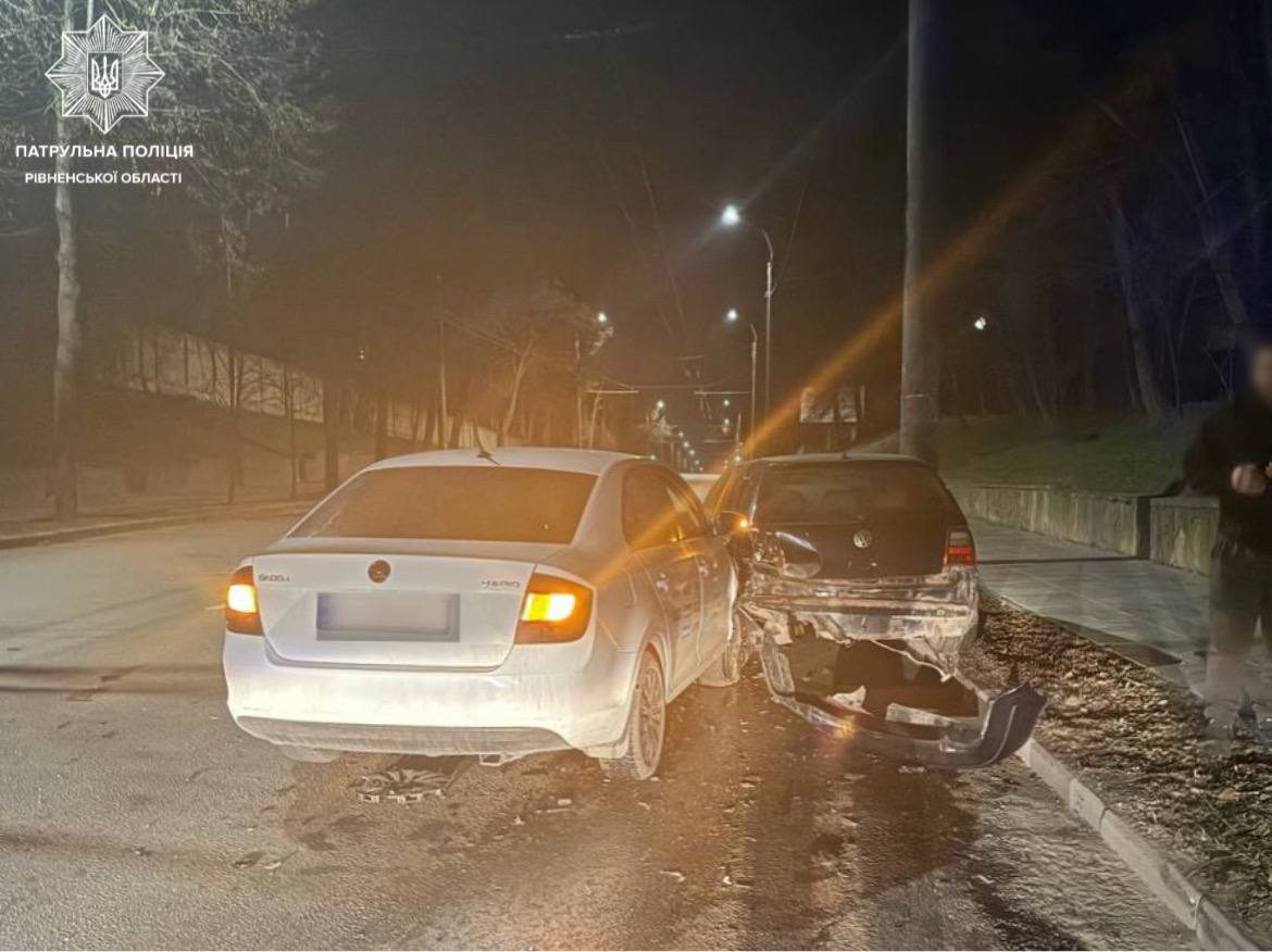 Нетверезий водій у Рівному протаранив припарковане авто
