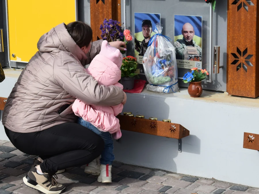 Мама полеглого захисника з Рівненщини отримала синову нагороду - фото 1