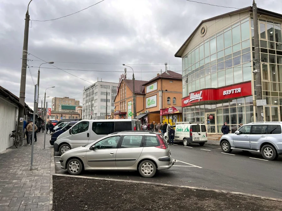 Першу платну муніципальну парковку облаштували у Рівному - фото 1