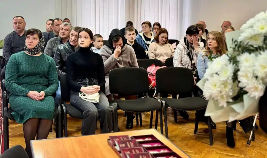 Почесні нагороди вручено родинам полеглих Героїв з Рівненщини - фото 1 Почесні нагороди вручено родинам полеглих Героїв з Рівненщини - фото 1