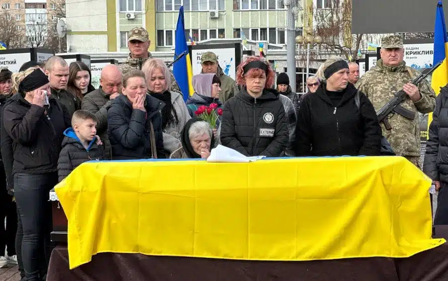 Померлого захисника провели на вічний спокій у Рівному - фото 1 Померлого захисника провели на вічний спокій у Рівному - фото 1