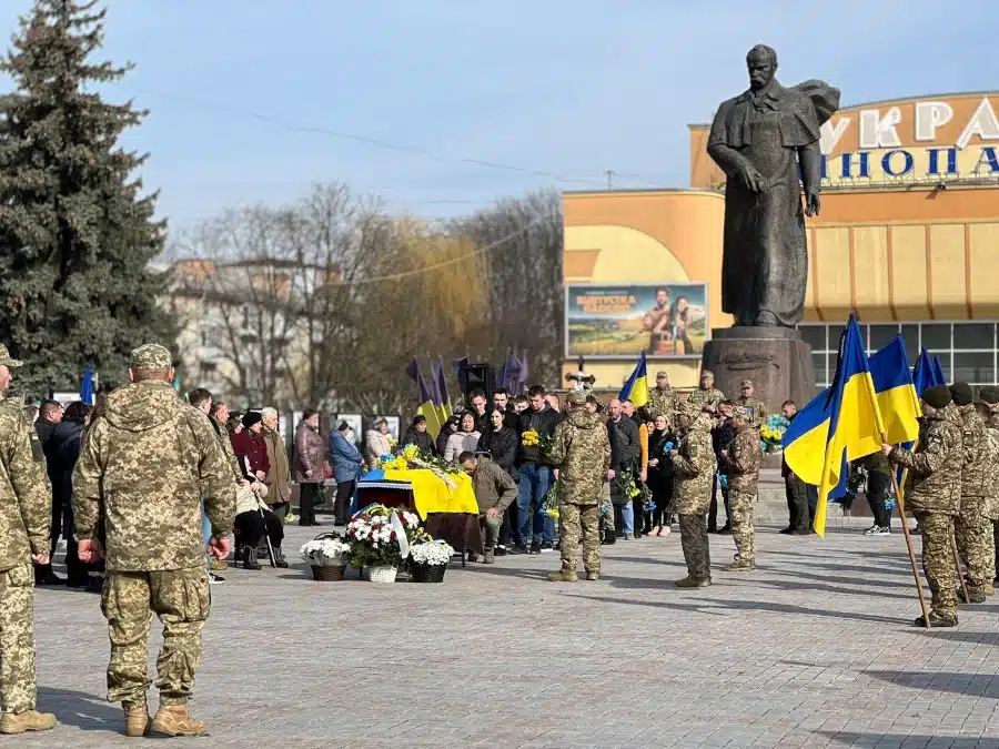 Полеглого захисника провели у засвіти у Рівному - фото 1 Полеглого захисника провели у засвіти у Рівному - фото 1