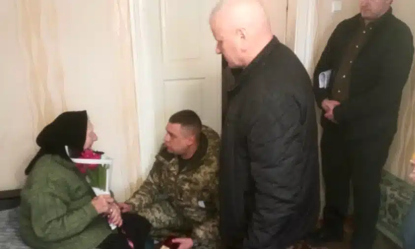 Посмертну нагороду захисника з Рівненщини передали його бабусі