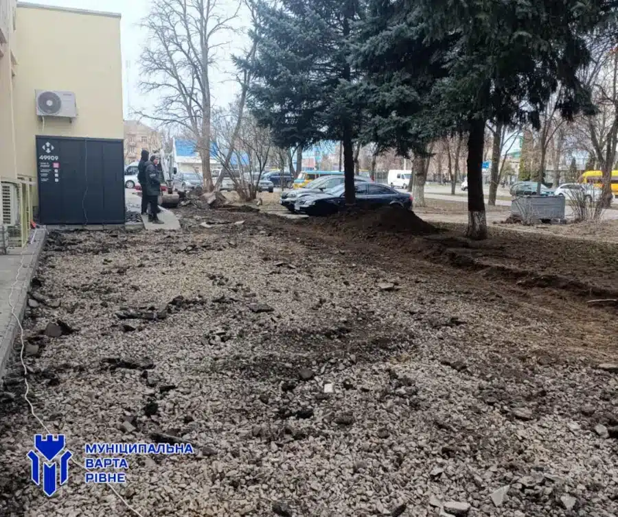 У Рівному розрили тротуар без дозволу - фото 1 У Рівному розрили тротуар без дозволу - фото 1
