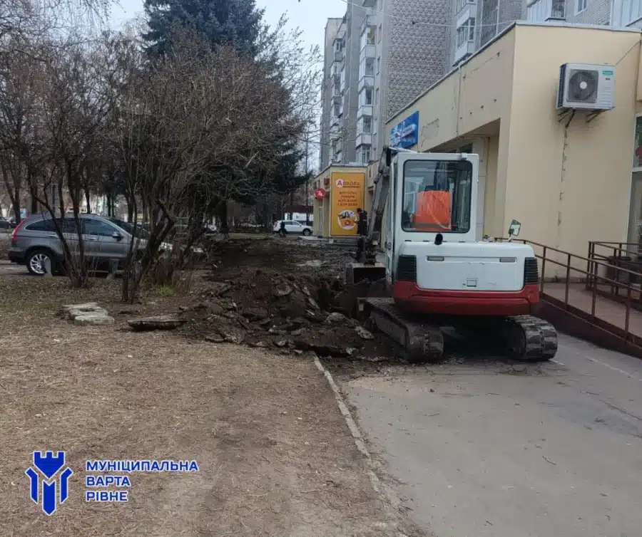 У Рівному розрили тротуар без дозволу - фото 2 У Рівному розрили тротуар без дозволу - фото 2