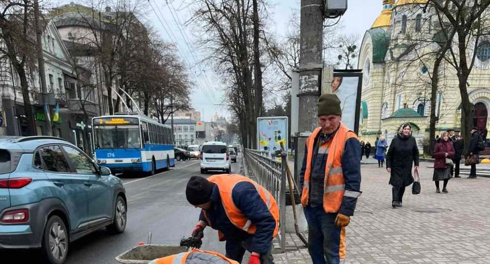 Комунальники Рівного чистять проблемні ділянки міста
