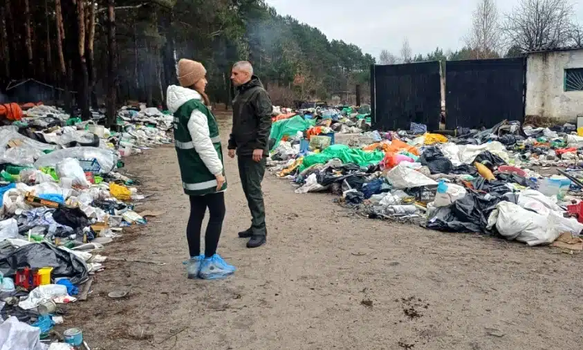 Стихійне сміттєзвалище виявили у Вараші. Посадовця оштрафували