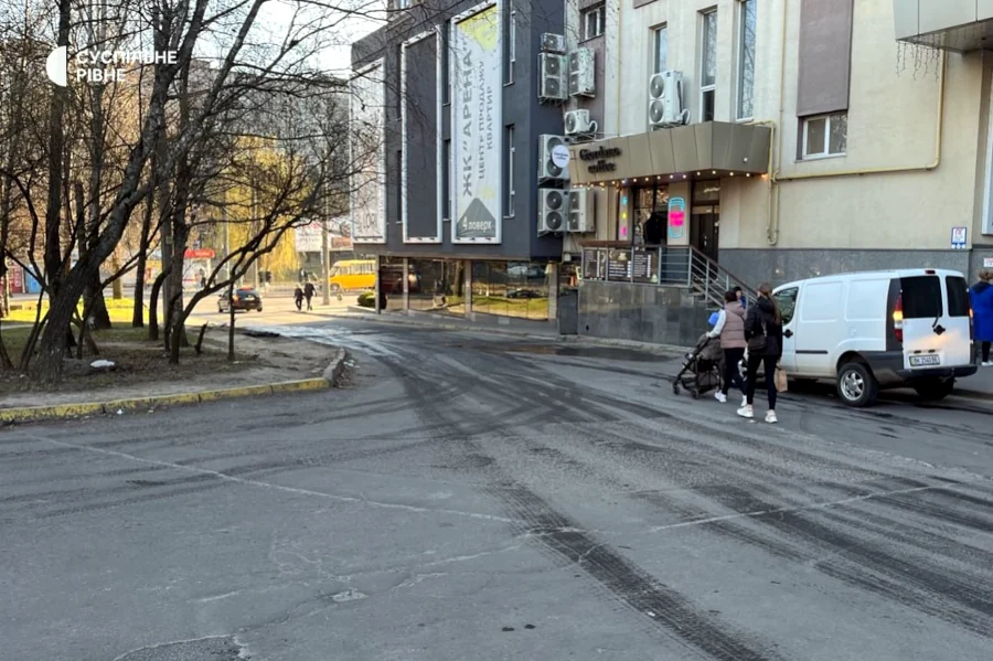 Спроба теракту в Рівному: вибуховий пристрій спрацював в авто - фото 1