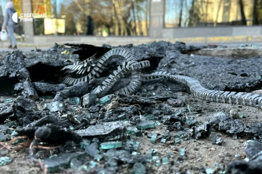 Спроба теракту в Рівному: вибуховий пристрій спрацював в авто - фото 2