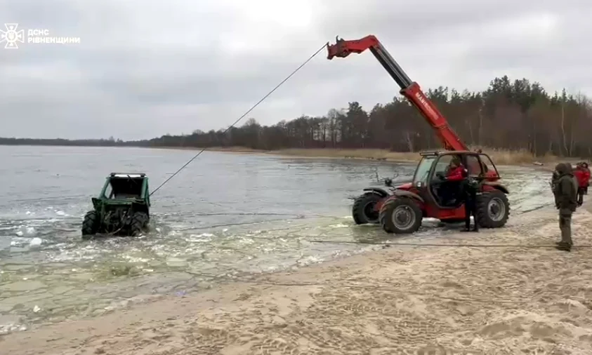 На Рівненщині трактор провалися під кригу: водій загинув
