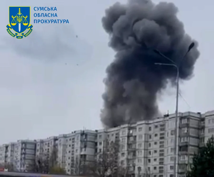Наслідки російського ракетного удару по центру Сум - фото 1