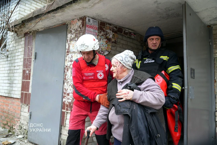 Наслідки російського ракетного удару по центру Сум - фото 2