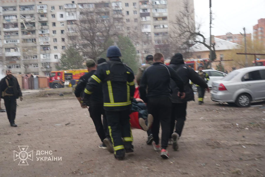 Наслідки російського ракетного удару по центру Сум - фото 3