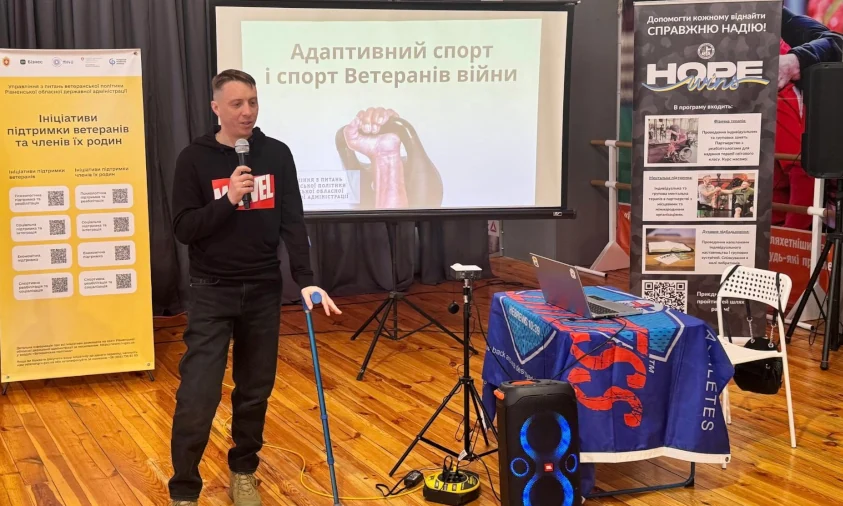 З колісного крісла – до бігу: історія ветерана з Рівного, який повернув собі рух