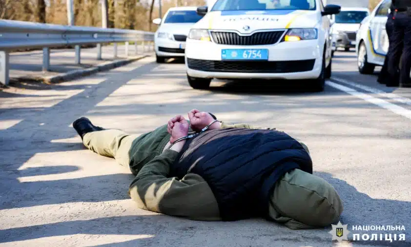 Погрожуючи ножем, чоловік відібрав у Рівному на пошті посилки