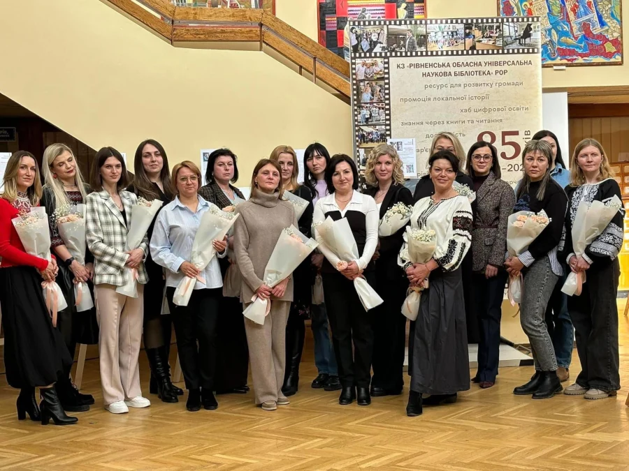 Виставка картин дружин та матерів загиблих Героїв запрацювала у рівненській бібліотеці - фото 1