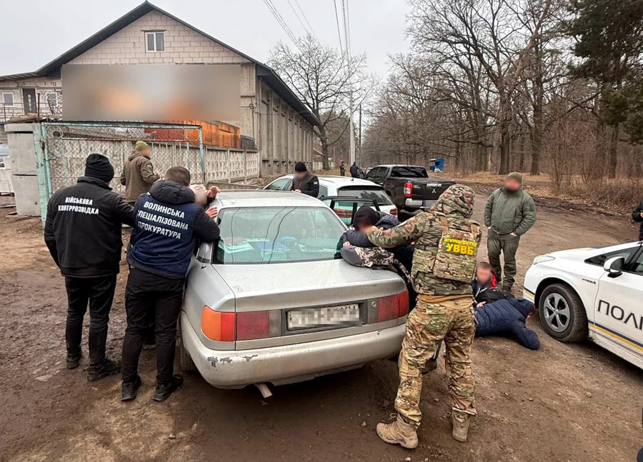 Затримано двох мешканців Рівненщини, організаторів каналу переправлення за кордон - фото 1