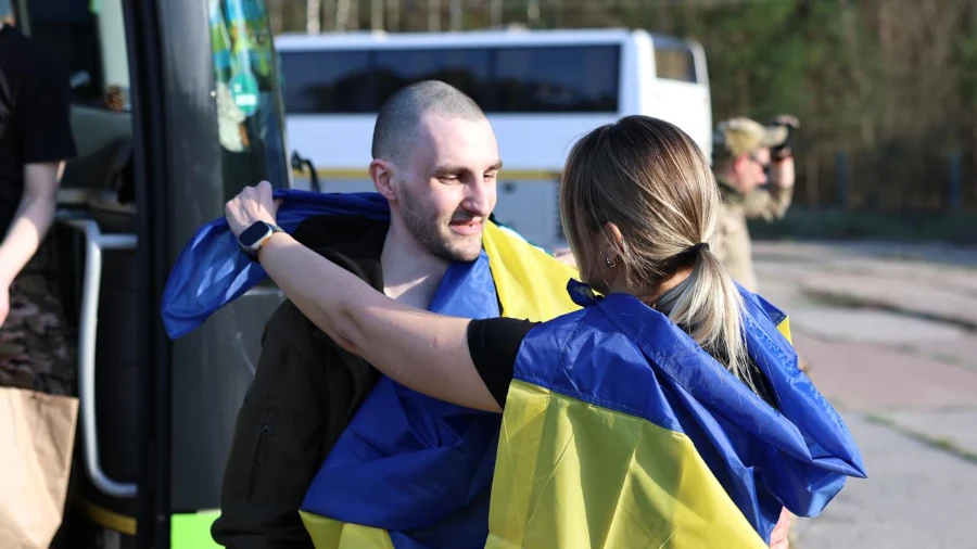 Ще 277 воїнів повернулися додому з російського полону. Серед них військові з Рівненщини - фото 1