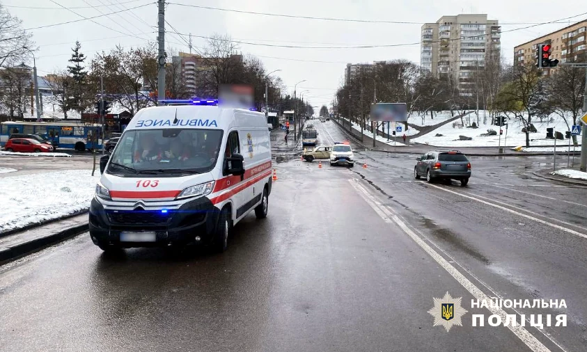 У ДТП за участі швидкої у Рівному травмувалася жінка