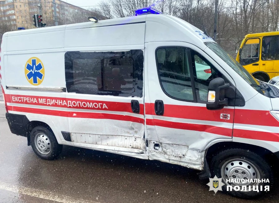 У ДТП за участі швидкої у Рівному травмувалася жінка - фото 1