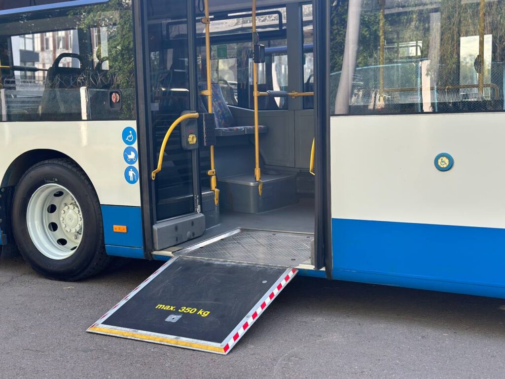 Рівне на шляху до інклюзії: нові автобуси без бар'єрів вже в місті - фото 1