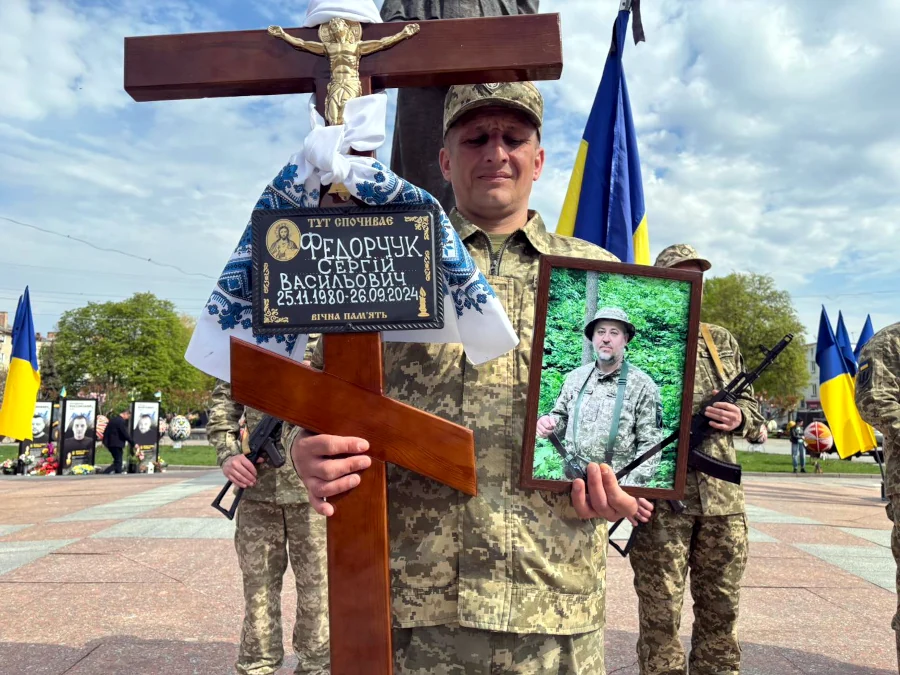 З трьома полеглими захисниками попрощались у Рівному - фото 3