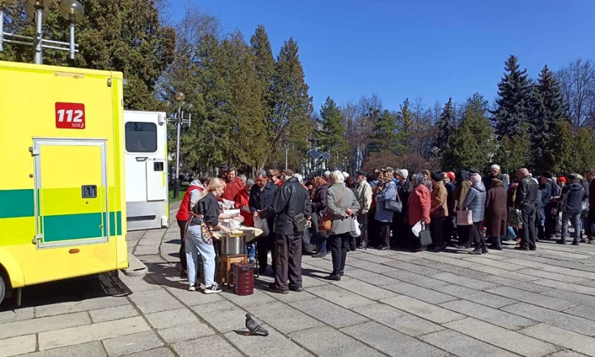 Роздачу безплатних гарячих обідів у Рівному продовжать