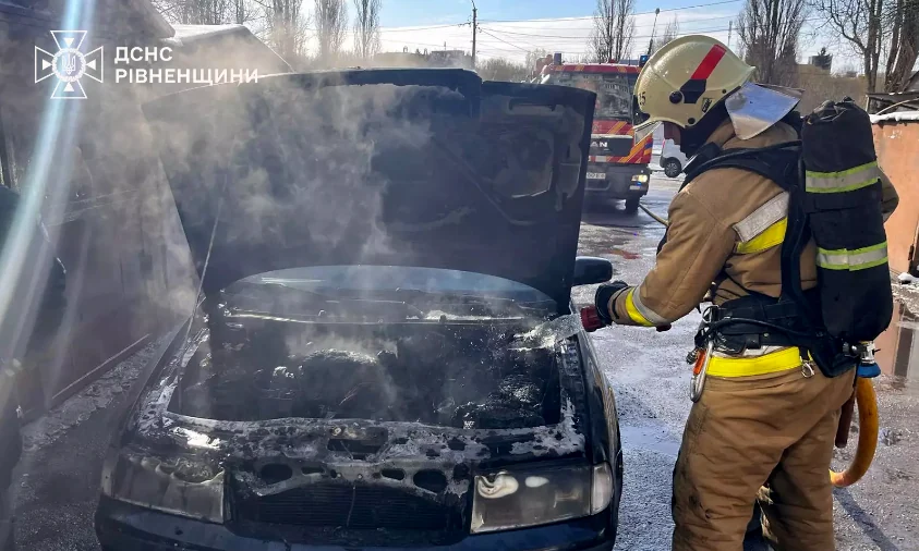 Легковий автомобіль горів у Рівному