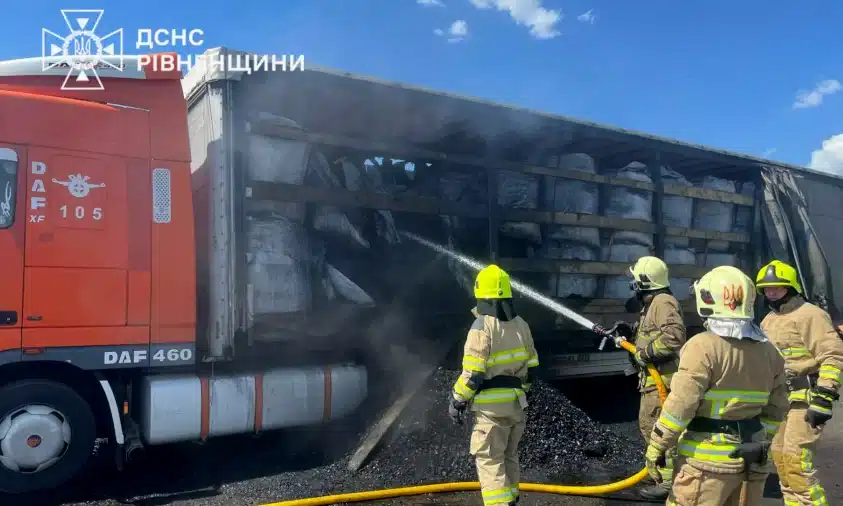 Загоряння у вантажному автомобілі у Рівному ліквідували вогнеборці
