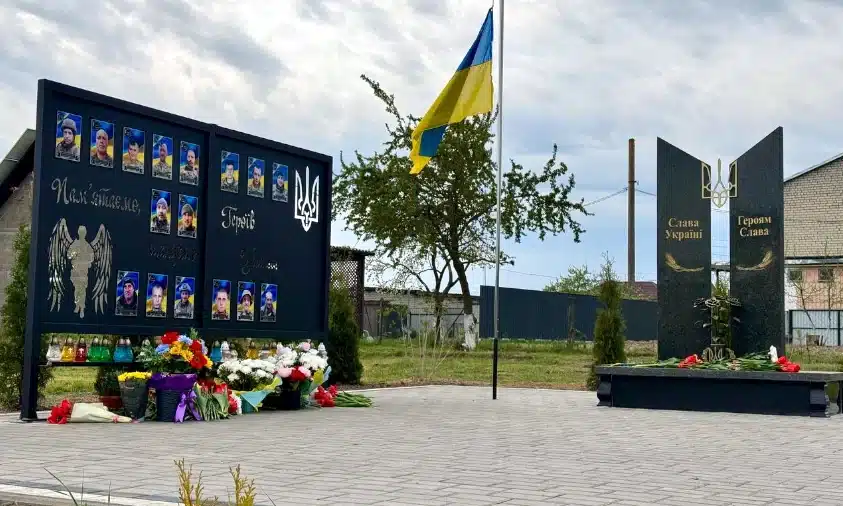 Громадський простір у пам’ять про полеглого воїна відкрився на Рівненщині