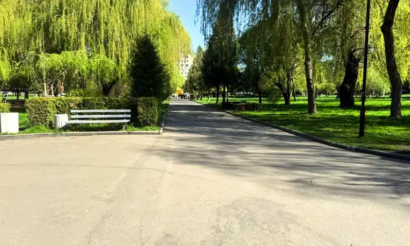 Від наїзду самоката у Рівному тяжко травмувався пенсіонер: поліцейські розшукують водія