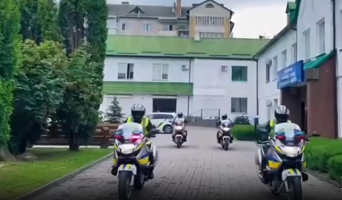 Мотопатруль повертається на вулиці Рівного