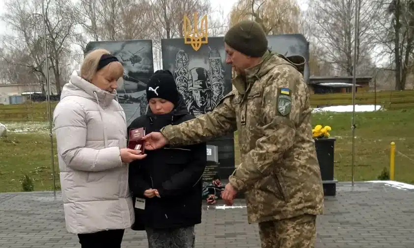 Дружина й син полеглого воїна з Рівненщини отримали його посмертну нагороду Дружина й син полеглого воїна з Рівненщини отримали його посмертну нагороду