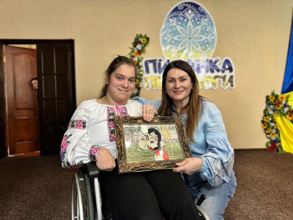 Майстрували Великодні сувеніри та збирали кошти на дрони для військових - фото 1