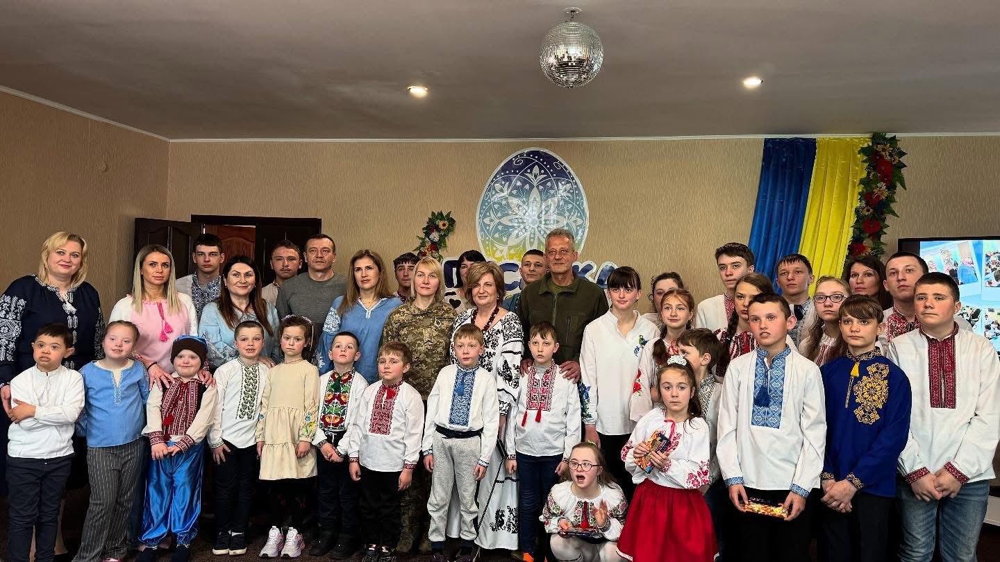 Майстрували Великодні сувеніри та збирали кошти на дрони для військових