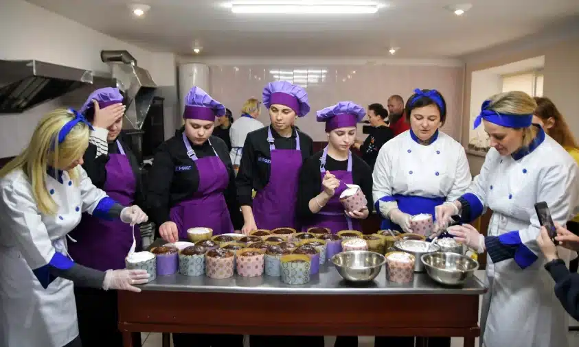 На Рівненщині спекли 300 пасок для Захисників