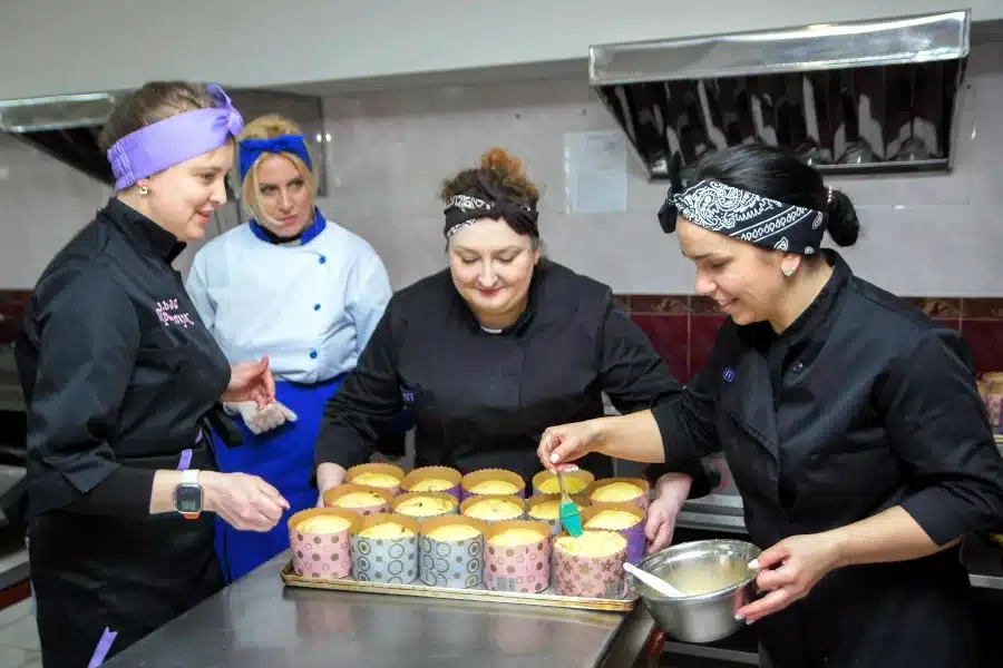 На Рівненщині спекли 300 пасок для Захисників - фото 1 На Рівненщині спекли 300 пасок для Захисників - фото 1