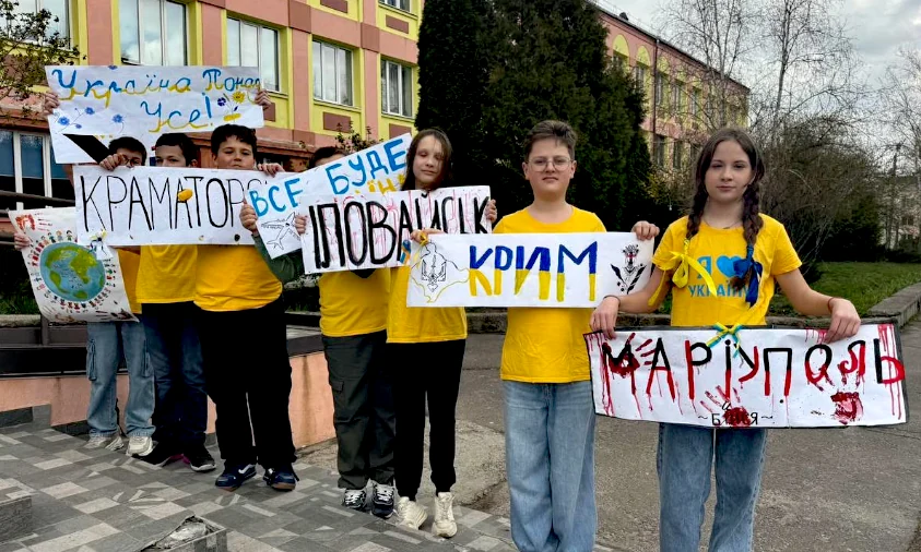 У Рівному школярі разом з військовими та волонтерами розмальовували “Паски вдячності”