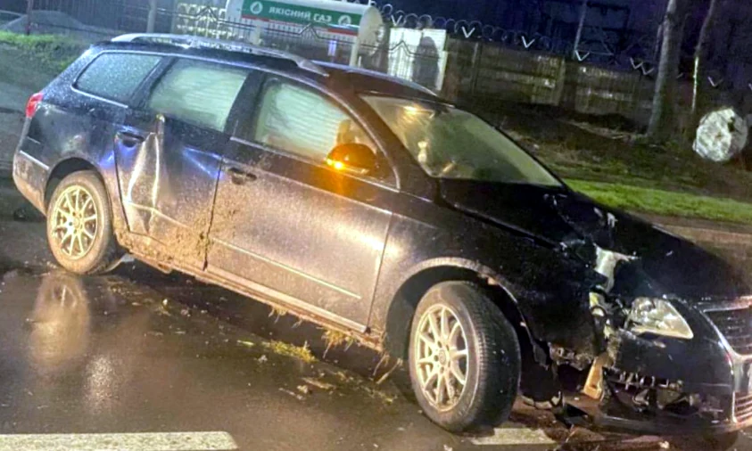 П’яний водій у Рівному втікав від поліції. Збив дорожні знаки