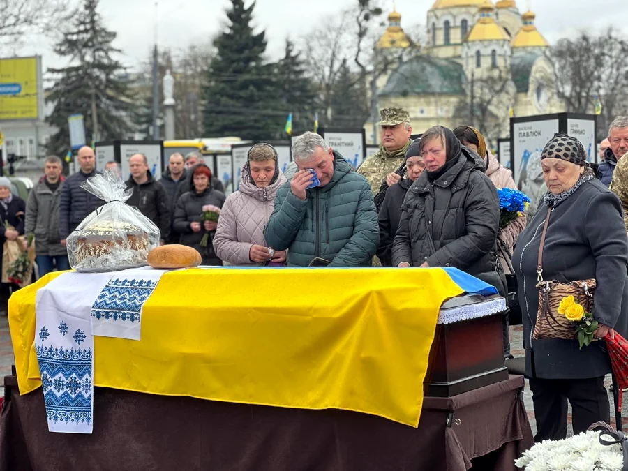 На вічний спокій провели у Рівному полеглого захисника Павла Потапчука - фото 1