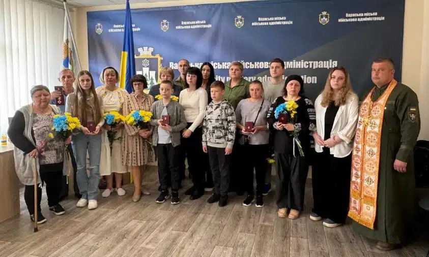Родини шістьох полеглих воїнів з Вараського району отримали посмертні нагороди Родини шістьох полеглих воїнів з Вараського району отримали посмертні нагороди