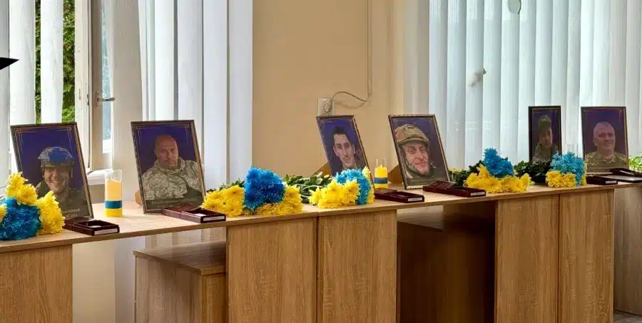 Родини шістьох полеглих воїнів з Вараського району отримали посмертні нагороди - фото 1 Родини шістьох полеглих воїнів з Вараського району отримали посмертні нагороди - фото 1