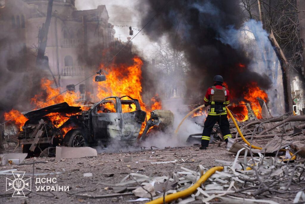 Свідоме вбивство: росія вдарила балістикою по центру Сум у велике свято - фото 2