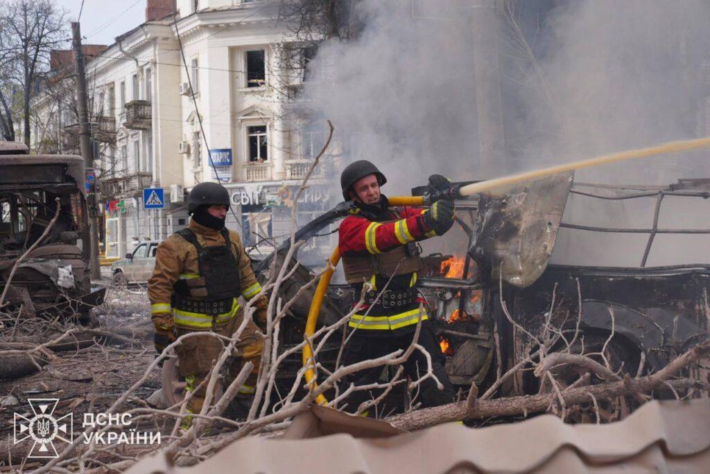 Свідоме вбивство: росія вдарила балістикою по центру Сум у велике свято - фото 1