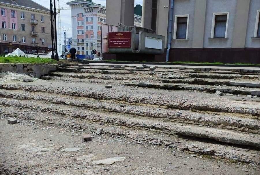 Сходи біля драмтеатру: чому їх досі не відремонтували