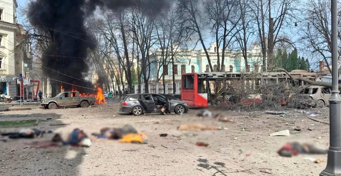 Свідоме вбивство: росія вдарила балістикою по центру Сум у велике свято
